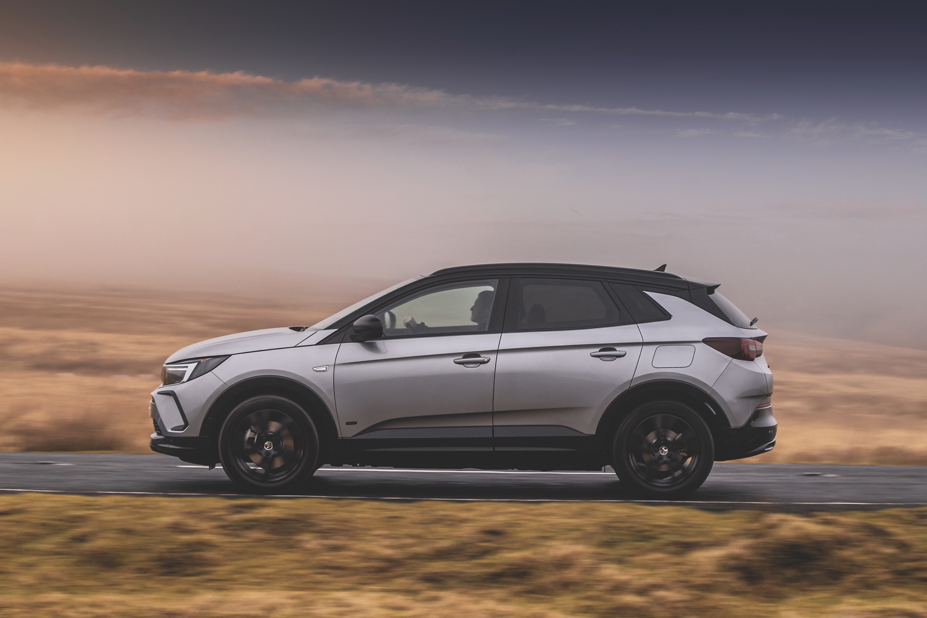 Vauxhall Grandland - side action